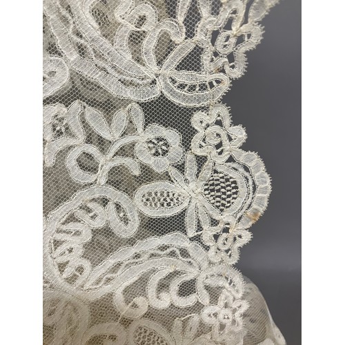 264 - A very large and fine quality late 19th century wedding veil, Honiton Bobbin Appliqué, deep lace bor... 