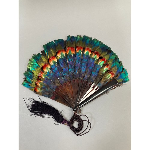 91 - A small and attractive marquetry feather fan, the monture of faux tortoiseshell, the bands of feathe... 