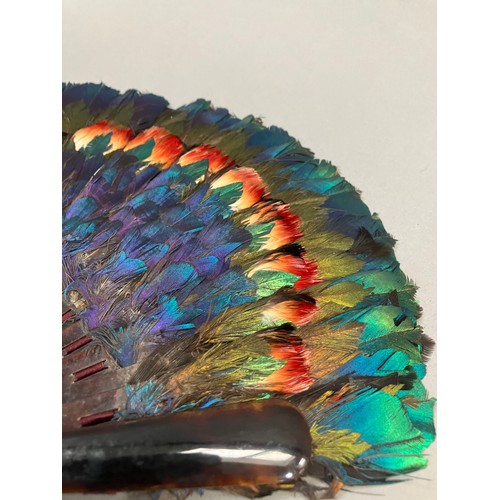 91 - A small and attractive marquetry feather fan, the monture of faux tortoiseshell, the bands of feathe... 