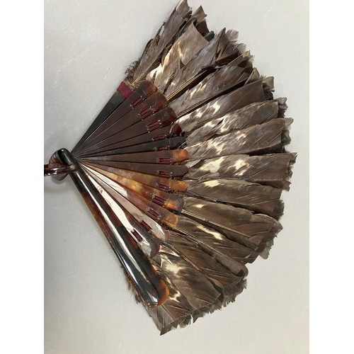 91 - A small and attractive marquetry feather fan, the monture of faux tortoiseshell, the bands of feathe... 