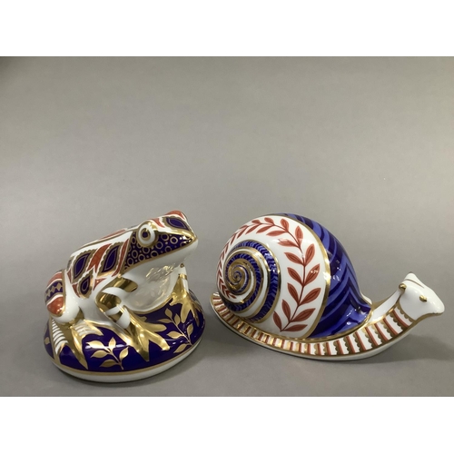 14 - A Royal Crown Derby paperweight snail and a frog with gold button, 7cm and 7.5cm high