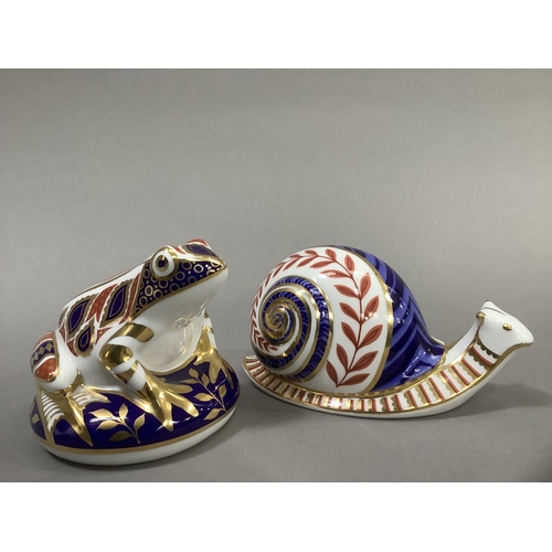 14 - A Royal Crown Derby paperweight snail and a frog with gold button, 7cm and 7.5cm high