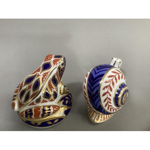 14 - A Royal Crown Derby paperweight snail and a frog with gold button, 7cm and 7.5cm high