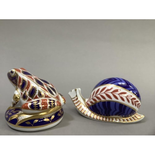 14 - A Royal Crown Derby paperweight snail and a frog with gold button, 7cm and 7.5cm high