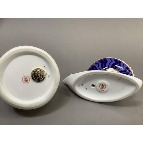 14 - A Royal Crown Derby paperweight snail and a frog with gold button, 7cm and 7.5cm high