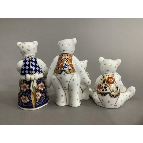 33 - A Royal Crown Derby family group of teddy bears including mother bear, father bear with young and se... 