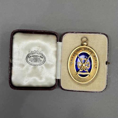 459 - A Masonic jewel in silver gilt, Birmingham 1937 for Kenning and Son, set to the centre with royal bl... 