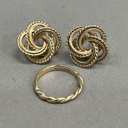 433 - A pair of ear studs in 9ct gold each of four interlocked rings with twisted wire surrounds on posts ... 