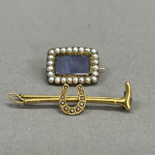 434 - A Victorian seed pearl set stick pin in 15ct gold, the pearl set horse shoe applied to the centre of... 