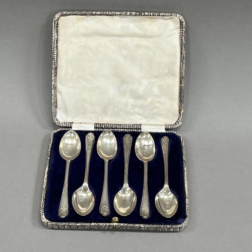 390 - A boxed set of six silver golf spoons, Sheffield 1933 for Walker and Hall, approximate weight 2.5oz