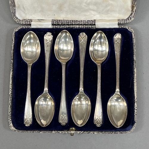 390 - A boxed set of six silver golf spoons, Sheffield 1933 for Walker and Hall, approximate weight 2.5oz