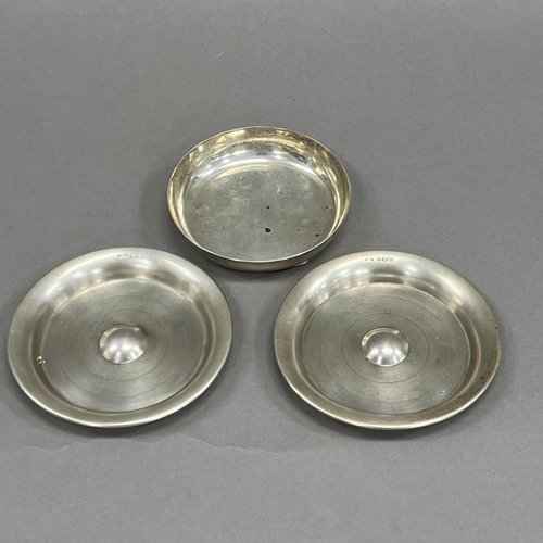 388 - A pair of George VI silver ash trays, Birmingham 1945 for G Bryan and Co, approximate diameter 10cm ... 