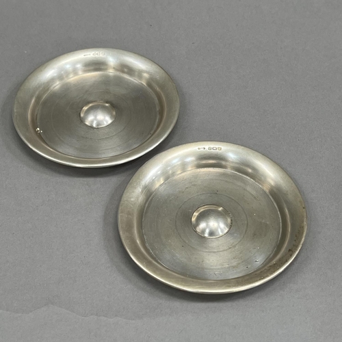 388 - A pair of George VI silver ash trays, Birmingham 1945 for G Bryan and Co, approximate diameter 10cm ... 