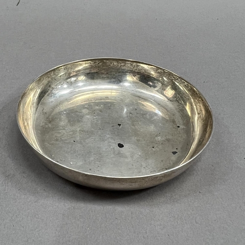 388 - A pair of George VI silver ash trays, Birmingham 1945 for G Bryan and Co, approximate diameter 10cm ... 