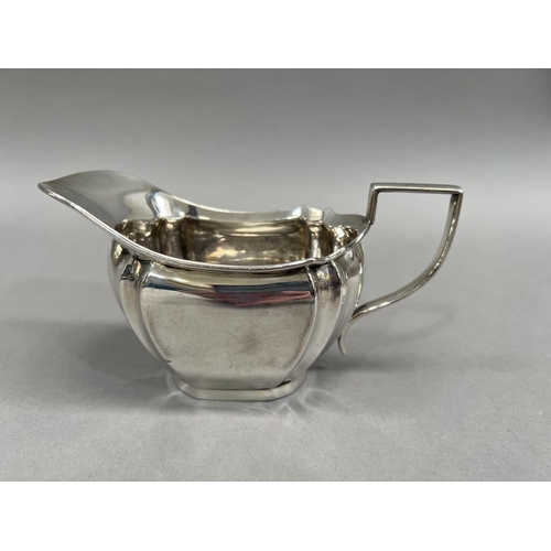 386 - A pair of George V silver cream jug and silver sugar bowl, Sheffield 1914 for R F Mosley and Co, ova... 