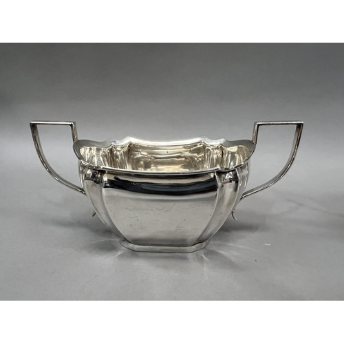 386 - A pair of George V silver cream jug and silver sugar bowl, Sheffield 1914 for R F Mosley and Co, ova... 