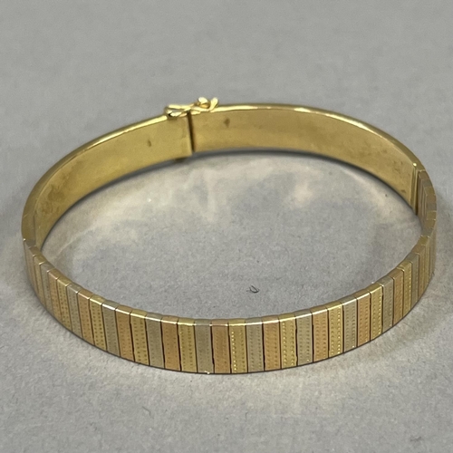 439 - A bracelet of flexible brick type links, A/F, in white, yellow and rose metal (test as 18ct gold), f... 