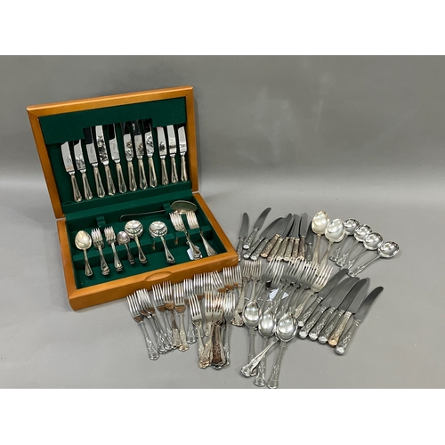 334 - A suite of silver plated king's pattern cutlery including six dinner knives, seven dinner forks, ten... 