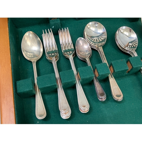 334 - A suite of silver plated king's pattern cutlery including six dinner knives, seven dinner forks, ten... 