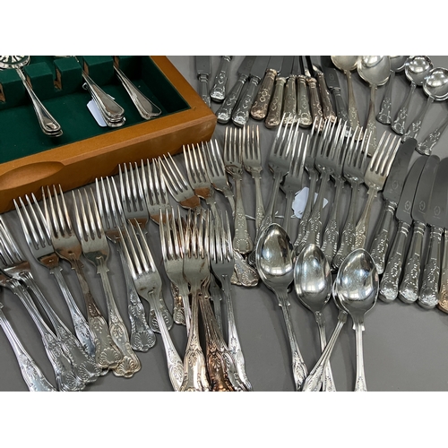 334 - A suite of silver plated king's pattern cutlery including six dinner knives, seven dinner forks, ten... 