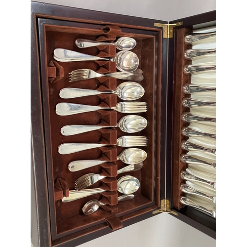 72 - A canteen of silver plated cutlery by Arthur Price of England with lift out tray, containing six din... 