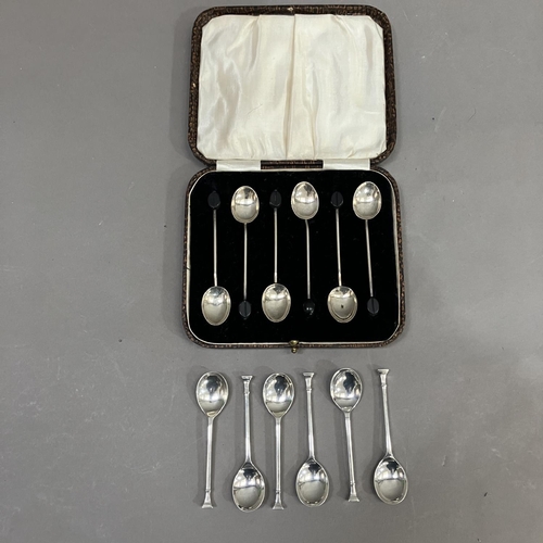 365 - A boxed set of six George V silver coffee spoons with bean ends, Birmingham 1925 for Marson & Jones,... 