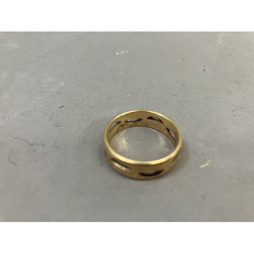 422 - A wedding ring in 18ct gold, Finger size: N, approx. weight 4g