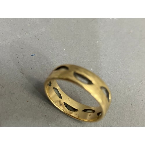 422 - A wedding ring in 18ct gold, Finger size: N, approx. weight 4g