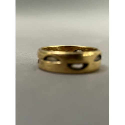 422 - A wedding ring in 18ct gold, Finger size: N, approx. weight 4g