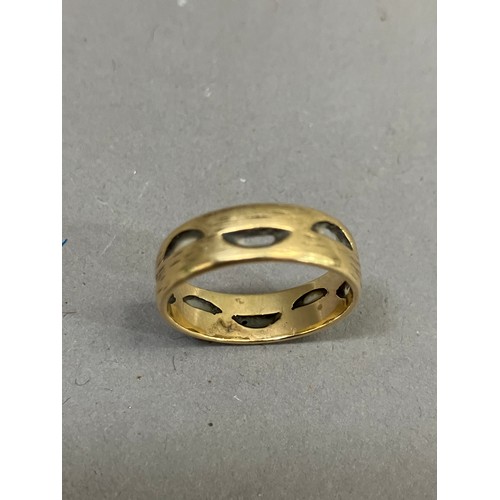 422 - A wedding ring in 18ct gold, Finger size: N, approx. weight 4g