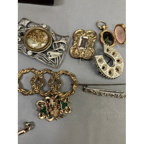 416 - A collection of Victorian and early 20th century costume jewellery including a horseshoe brooch, dre... 