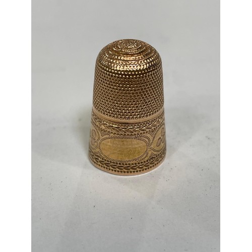 445 - A late 18th/early 19th century thimble in 15ct rose gold, with hammered foliate band and with open o... 