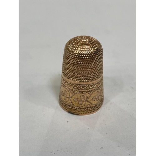 445 - A late 18th/early 19th century thimble in 15ct rose gold, with hammered foliate band and with open o... 