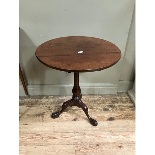 517 - A George III mahogany tripod table having birdcage and vase shaped pedestal, on cabriole legs with p... 