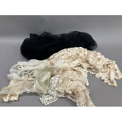 281 - Antique lace collars: a selection of mainly large collars, to include a Bedfordshire lace bertha; a ... 