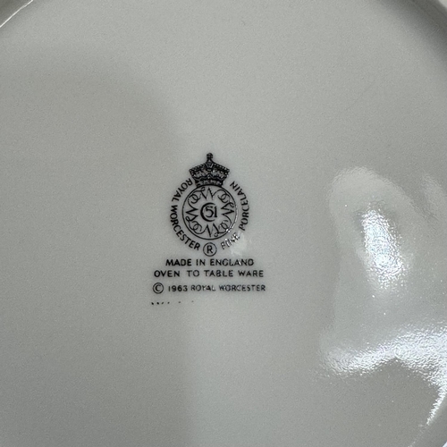 138 - Royal Worcester Evesham part service comprising eight dinner plates, three dessert plates, six desse... 