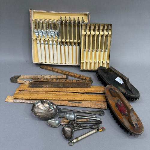 141 - Boxed cutlery including fish eaters and tea knives, items of loose cutlery, spoon and pusher, pastry... 