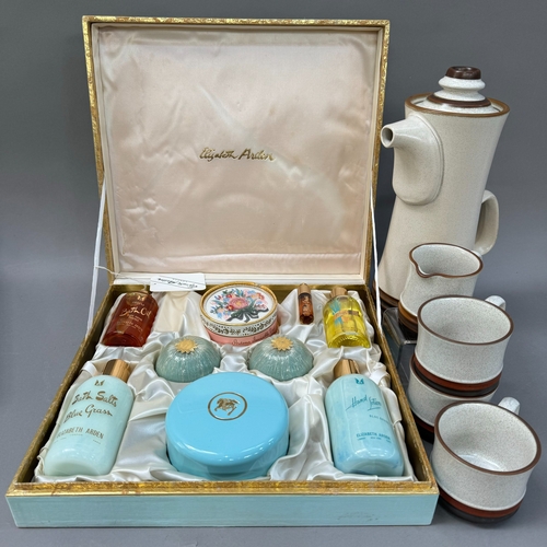 172 - A vintage Elizabeth Arden blue grass gift set in original presentation box and packaging together wi... 