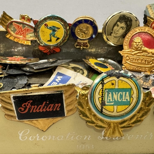 305 - A quantity of printed metal badges with motorcar badges, Davey Crocket, Gerrard Philippe, Gina Lolla... 