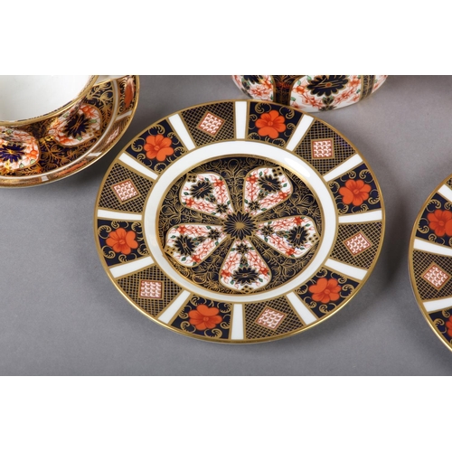 275 - A ROYAL CROWN DERBY COMPOSITE TEA SERVICE OF IMARI PALETTE, pattern 1128, comprising six cups and sa... 