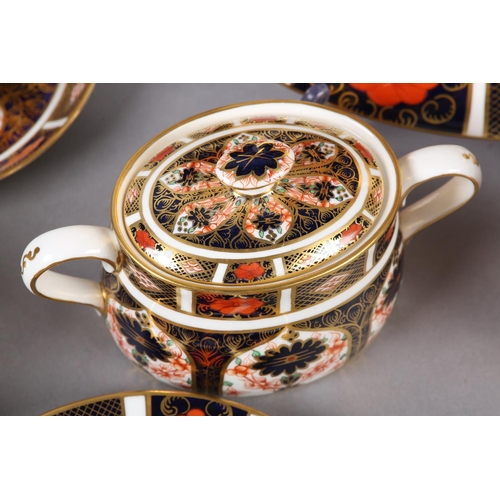 275 - A ROYAL CROWN DERBY COMPOSITE TEA SERVICE OF IMARI PALETTE, pattern 1128, comprising six cups and sa... 