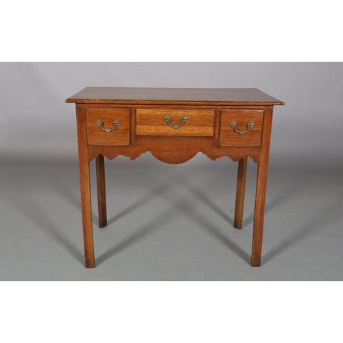 487 - AN EARLY 19TH CENTURY OAK SIDE TABLE, having three drawers to the ogee apron, on square chamfered le... 