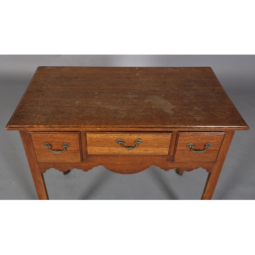 487 - AN EARLY 19TH CENTURY OAK SIDE TABLE, having three drawers to the ogee apron, on square chamfered le... 