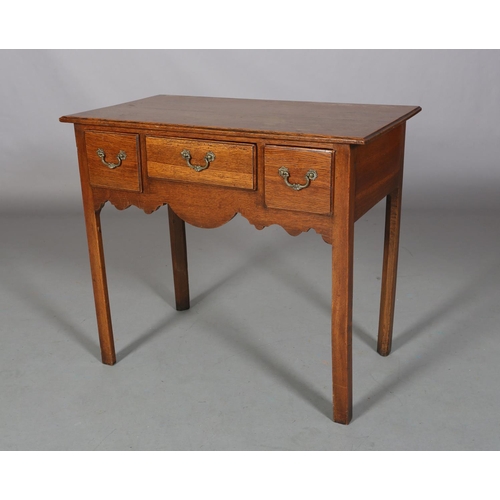 487 - AN EARLY 19TH CENTURY OAK SIDE TABLE, having three drawers to the ogee apron, on square chamfered le... 