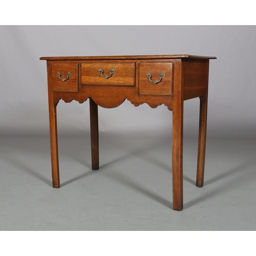 487 - AN EARLY 19TH CENTURY OAK SIDE TABLE, having three drawers to the ogee apron, on square chamfered le... 