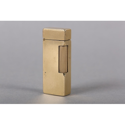 343 - A DUNHILL CIGARETTE LIGHTER in 9ct gold, London 1952 for Alfred Dunhill, roller flint, fluid action,... 