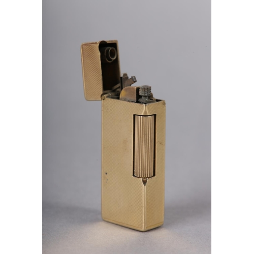 343 - A DUNHILL CIGARETTE LIGHTER in 9ct gold, London 1952 for Alfred Dunhill, roller flint, fluid action,... 