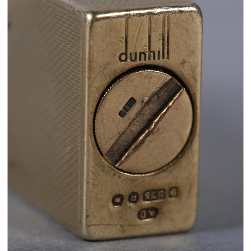 343 - A DUNHILL CIGARETTE LIGHTER in 9ct gold, London 1952 for Alfred Dunhill, roller flint, fluid action,... 