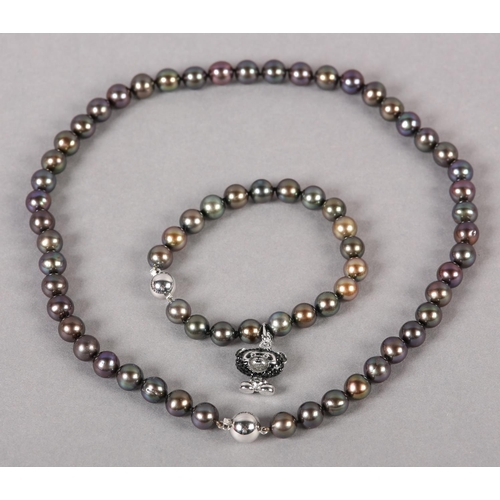 373 - A NECKLACE AND BRACELET SUITE OF STAINED GREY CULTURED PEARLS, each of 8mm-8.5mm pearls and fastened... 