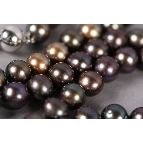 373 - A NECKLACE AND BRACELET SUITE OF STAINED GREY CULTURED PEARLS, each of 8mm-8.5mm pearls and fastened... 